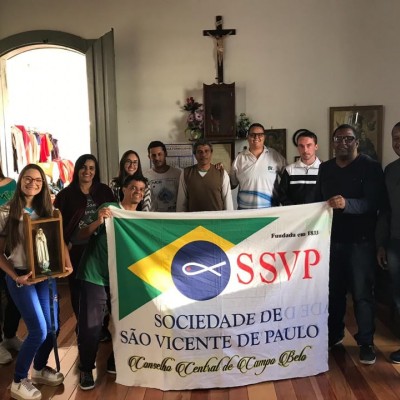 Jovens participam de reunião vicentina