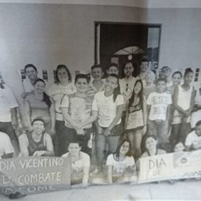 Jovens fazem campanha para a arrecadação de alimentos