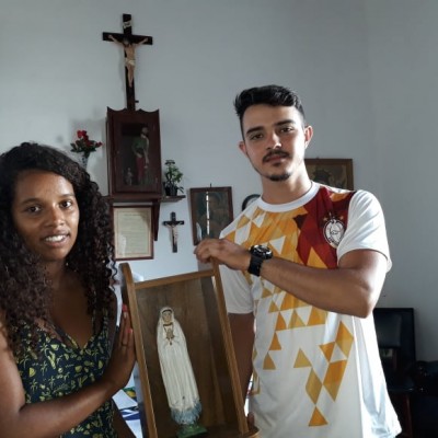 Imagem de Nossa Senhora de Fátima peregrina entre a juventude