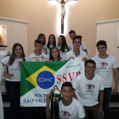 Jovens homenageiam Nossa Senhora