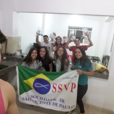 Jovens confeccionam ovos de Páscoa para crianças pobres